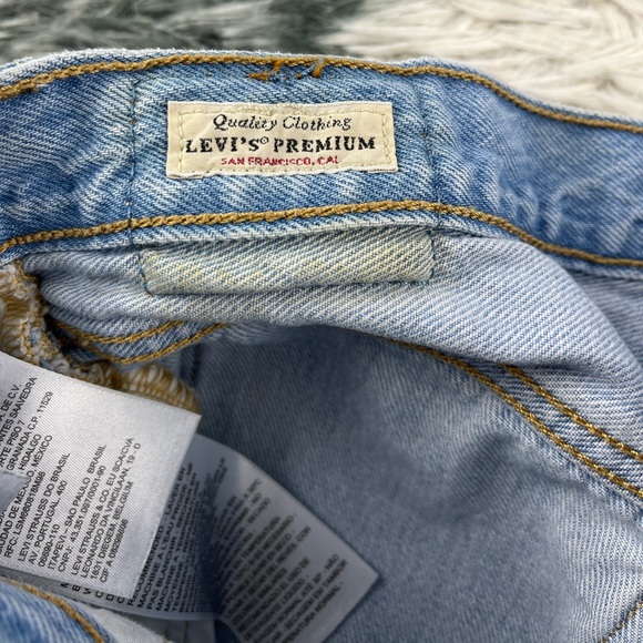 Levi's 501 Women's Light Wash Button Fly High Rise Jean Shorts Raw Hem Size 24 - Picture 6 of 12